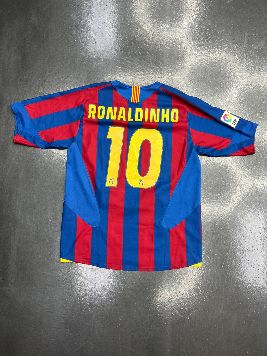 Nike 2005/06 FC Barcelona Home Jersey – Ronaldinho #10 (LFP Patch)
