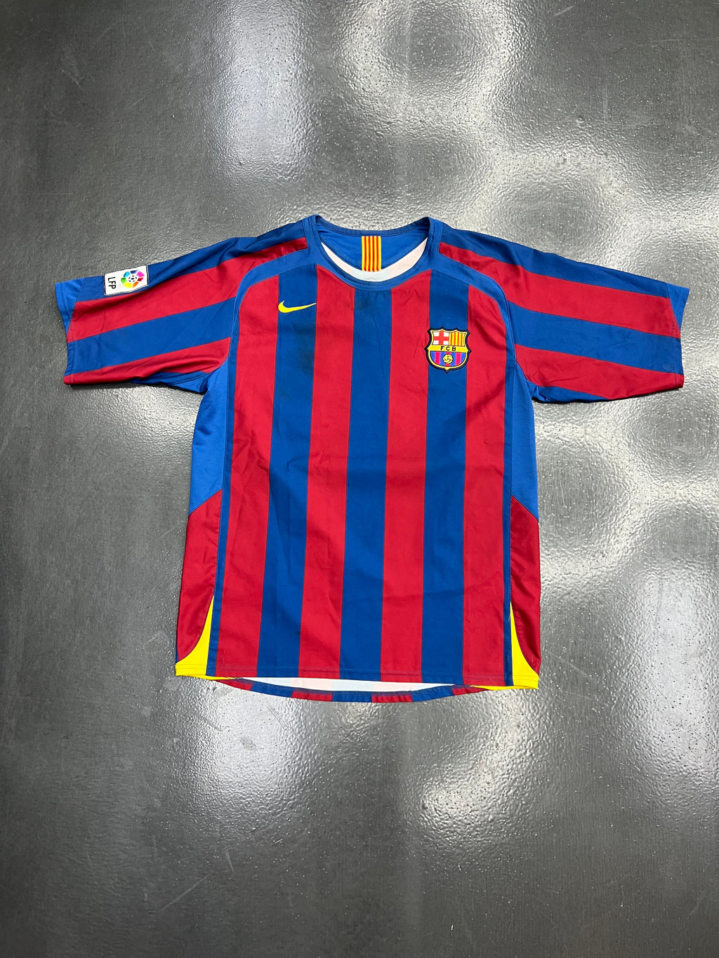 Nike 2005/06 FC Barcelona Home Jersey – Ronaldinho #10 (LFP Patch)