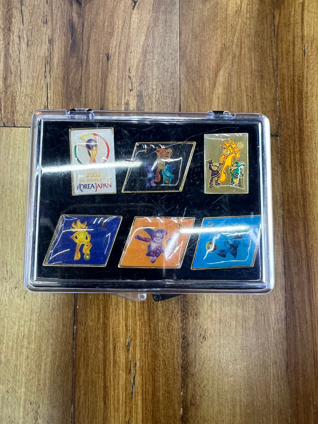 2002 FIFA World Cup Korea/Japan Official Mascot Pin Collection (6-Piece Set) – Ato, Kaz & Nik Display Case