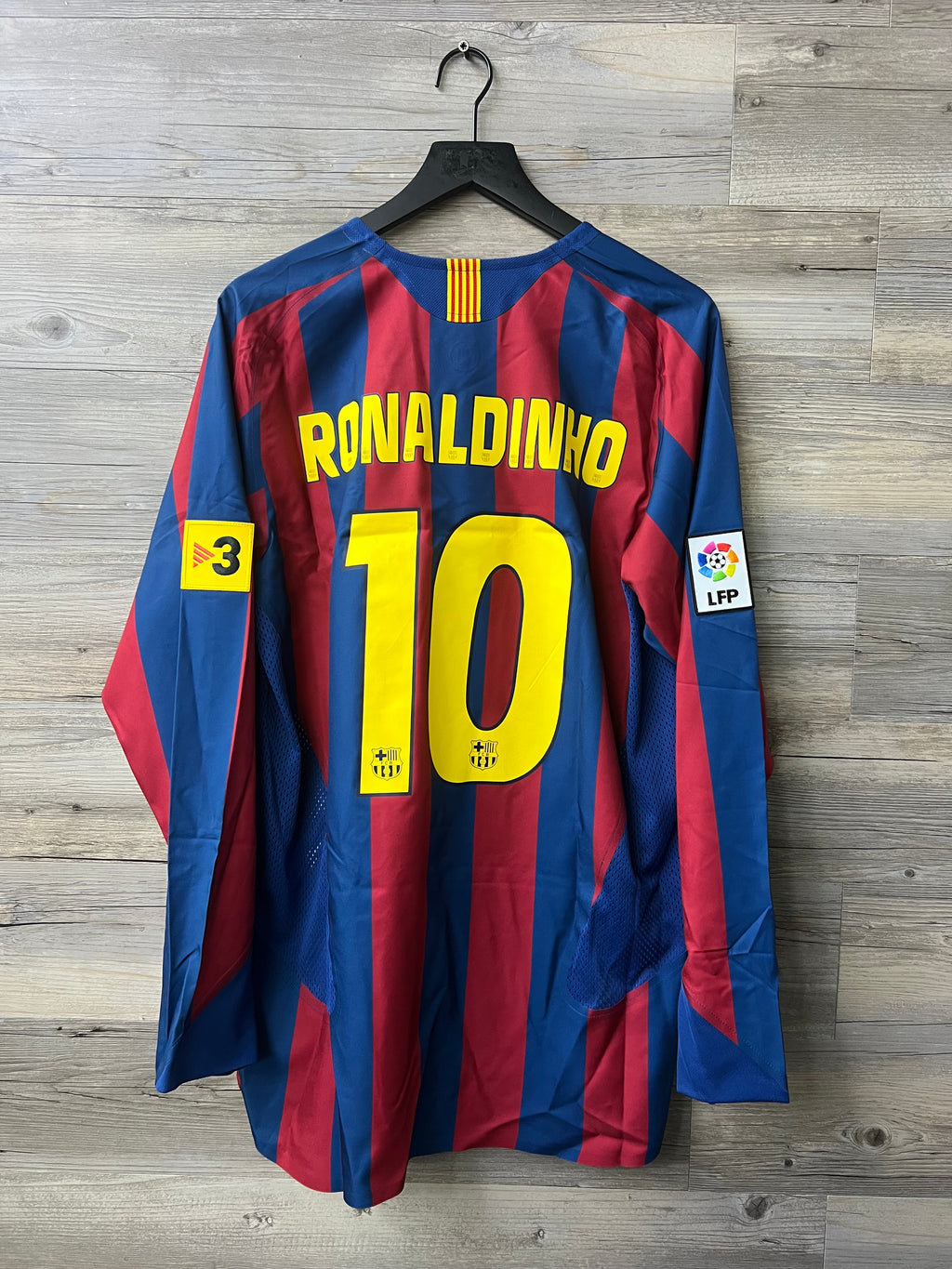 Nike Barcelona 2005–06 Home Long-Sleeve Reissue Jersey – Ronaldinho #10
