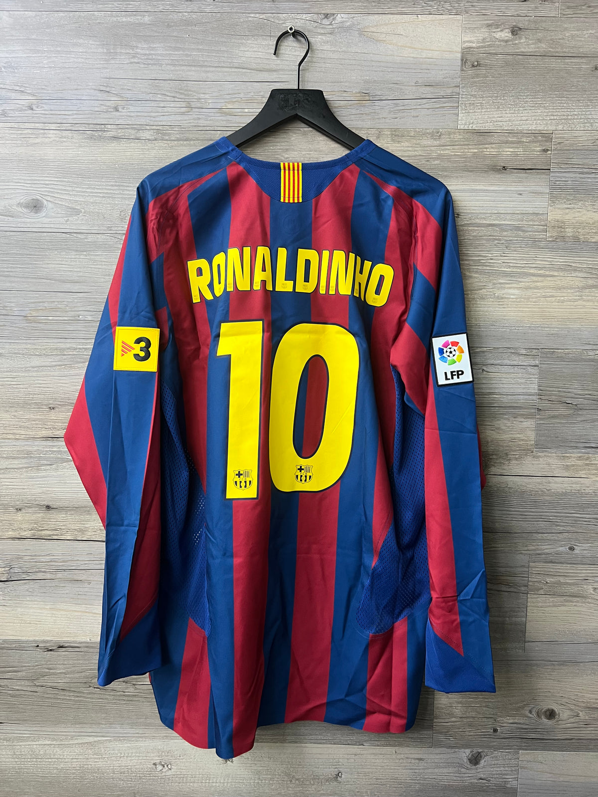Nike Barcelona 2005–06 Home Long-Sleeve Reissue Jersey – Ronaldinho #10