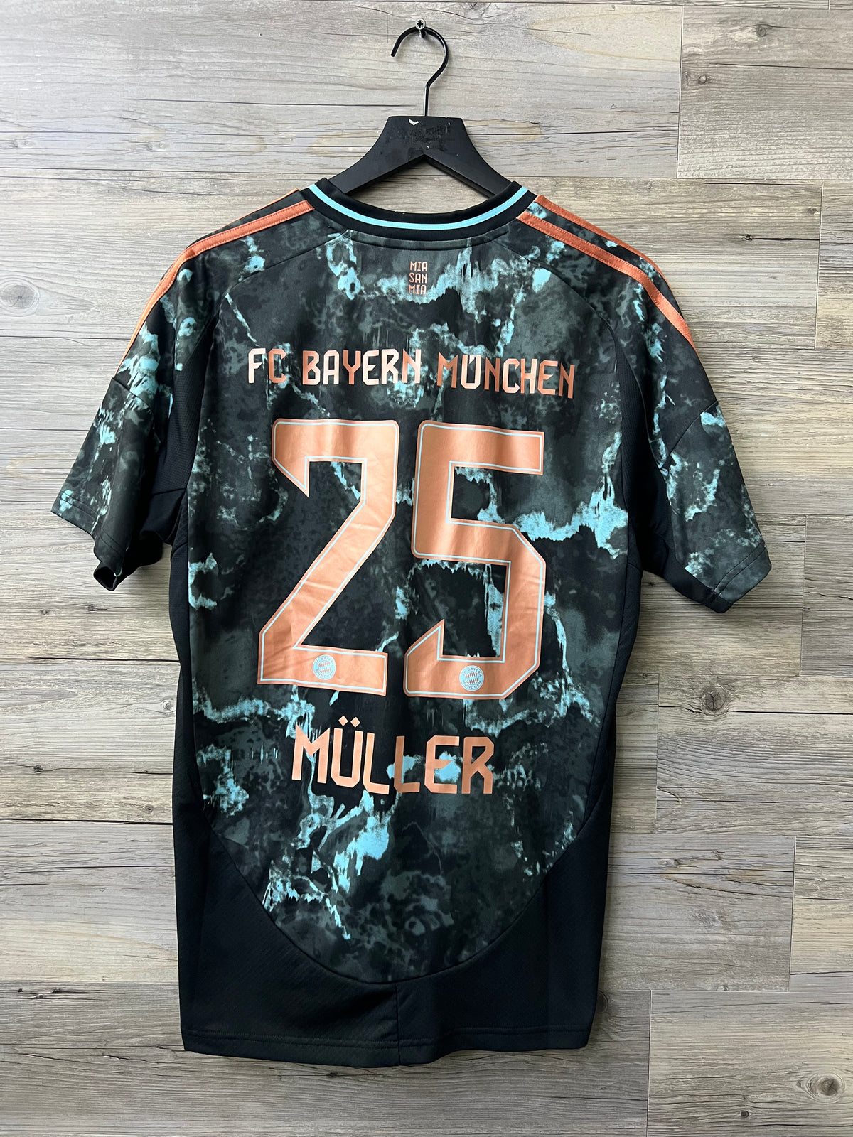 Adidas Bayern Munich 2024–25 Away Jersey – Thomas Müller #25