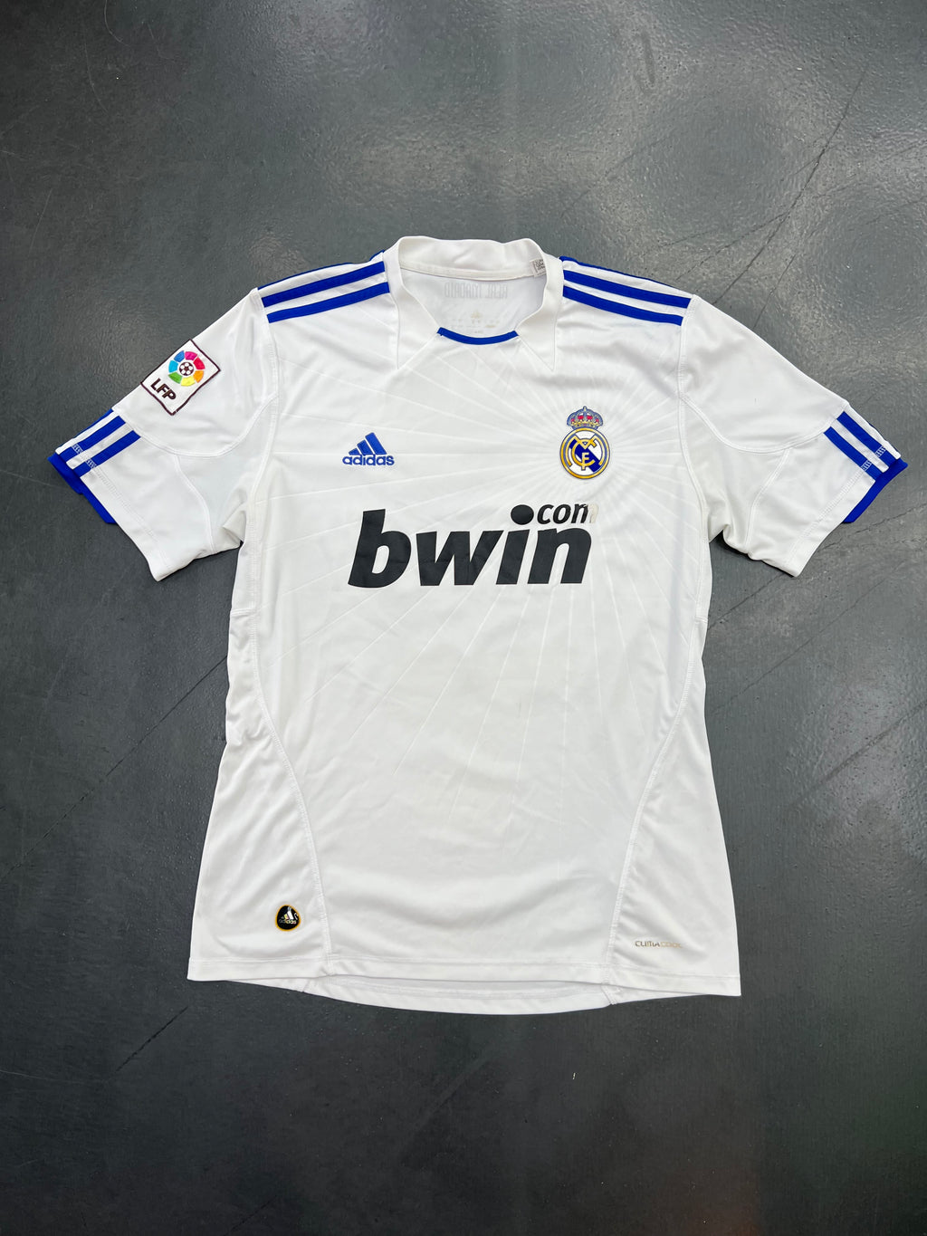 Adidas Real Madrid 2010/11 Home Jersey – Mesut Özil #23