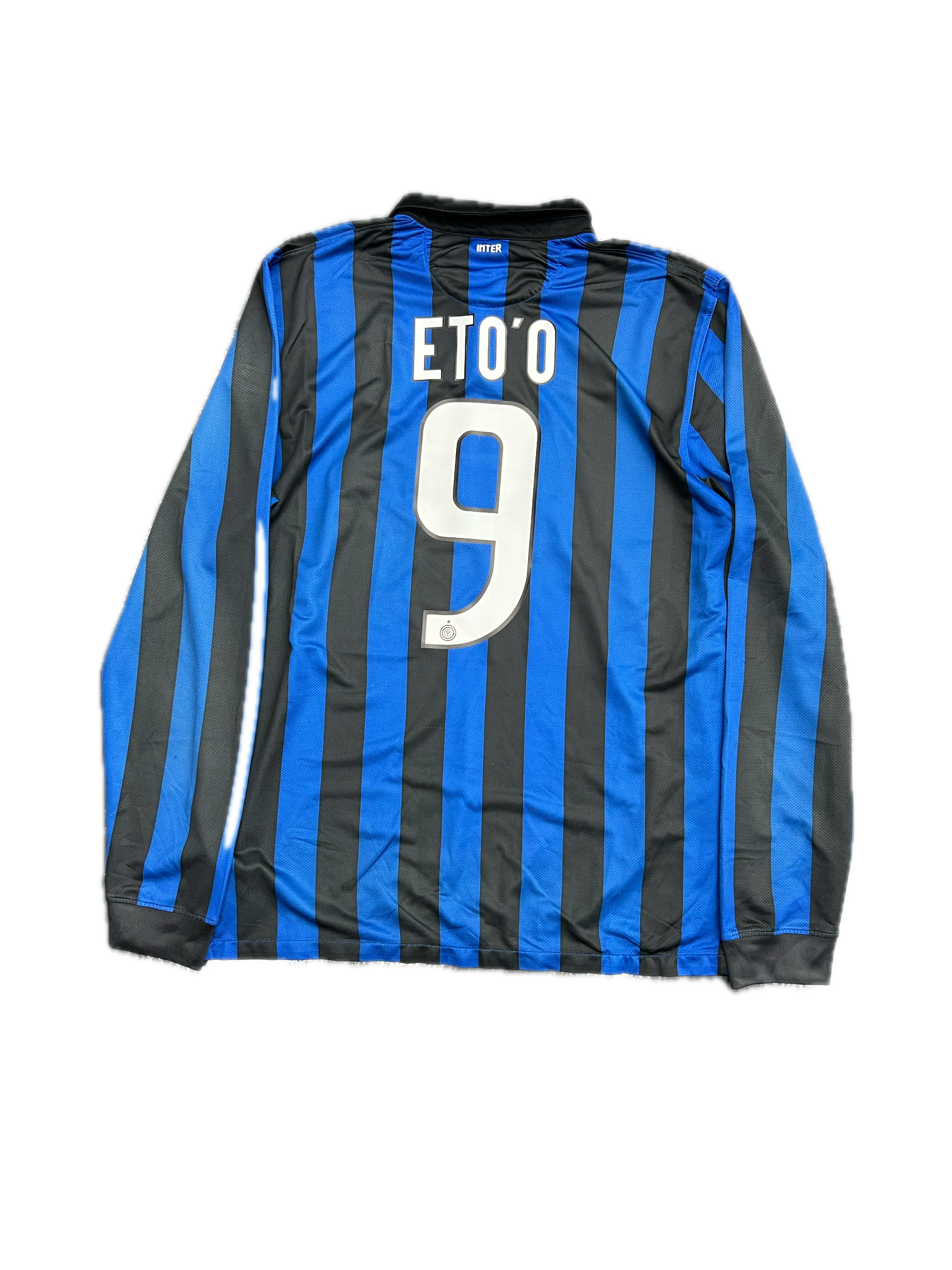 Blue and black striped sports jersey with number 9 and 'Etoño' text on a white background