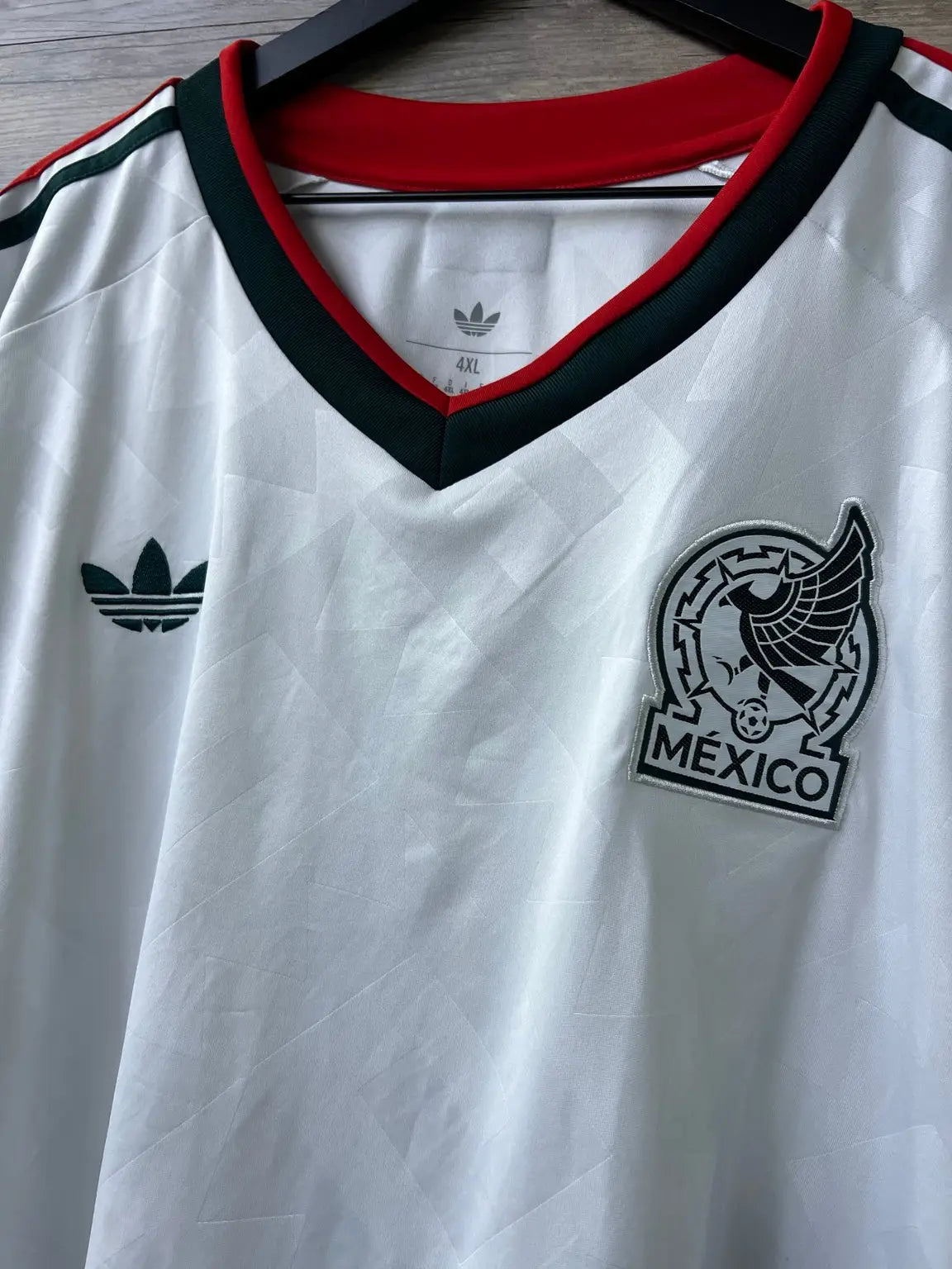 Mexico crest and collar