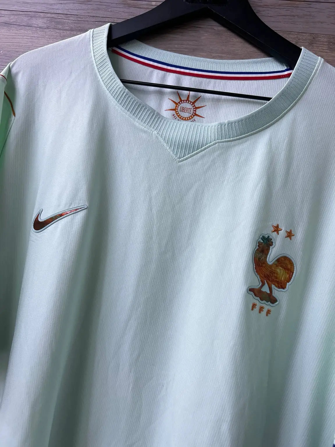 France crest and collar